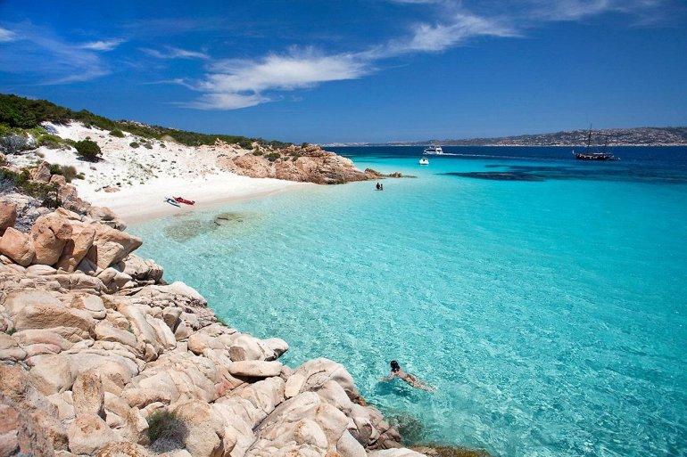 Arhipelag-Maddalena-v-prolive-Bonifacho
