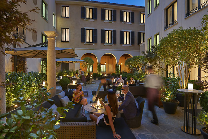 milan-mandarin-bar-courtyard-dusk